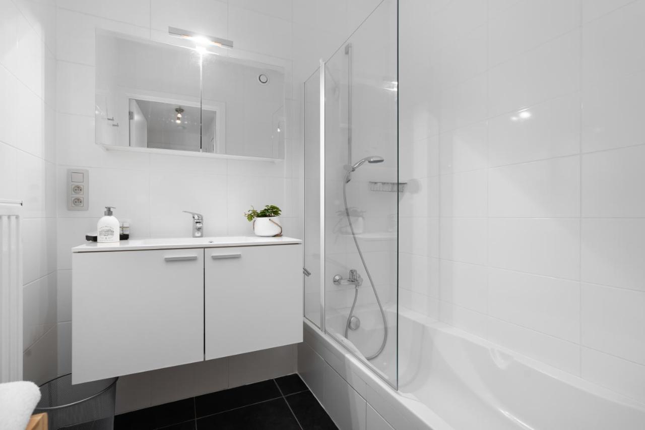 Shs Homes-Luxe Highrise, 2 Bedrooms, Kitchen, Free Parking, Stunning View, Large Tarrasse, Workspace ハッセルト エクステリア 写真